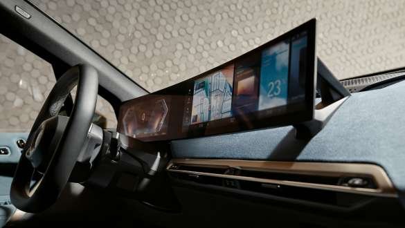 BMW иілген дисплейі